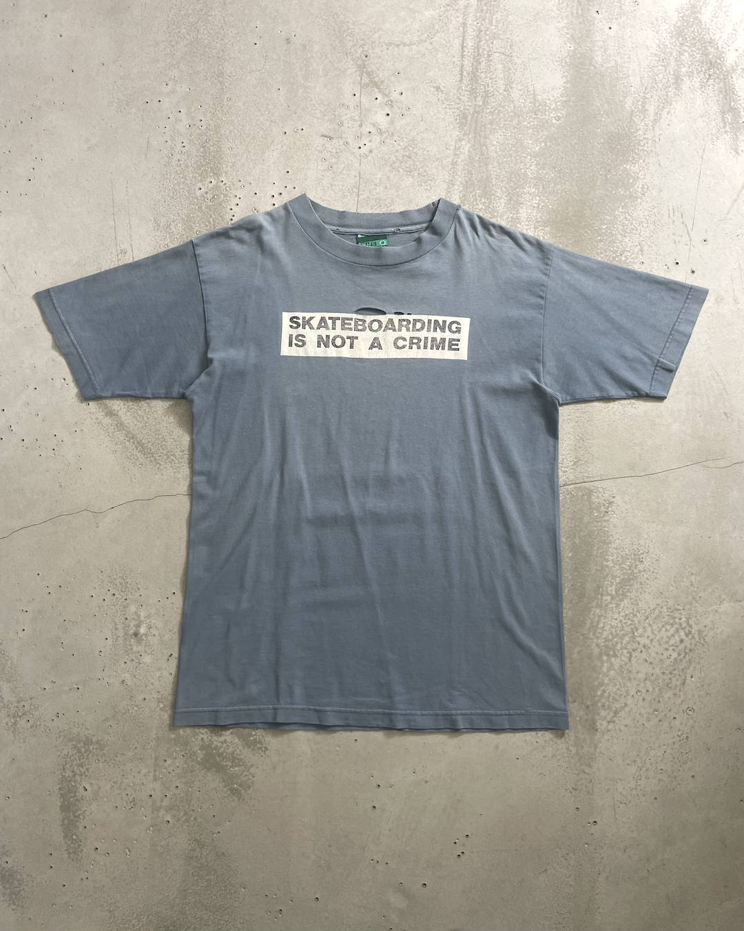 90's SANTA CRUZ "SKATEBOARDING IS NOT A CRIME" プリントTシャツ 両面プリント 表記M USA製 サンタクルズ